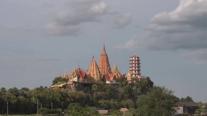 时光流逝的Wat tham sua或tiger cave temple，带有绿色的茉莉稻田，蓝天，阳