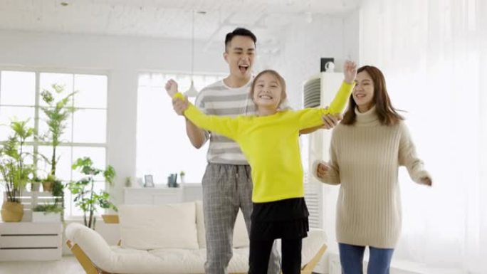 快乐的家庭在客厅跳舞