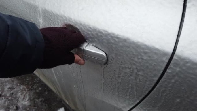 欧洲，乌克兰，基辅-2020年12月: 冰冷的汽车开业。汽车因结冰而无法打开。在结冰的情况下预热汽车