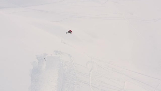 滑雪者在滑雪胜地跳进白雪的冬季背景，进行了一次大的空中后空翻