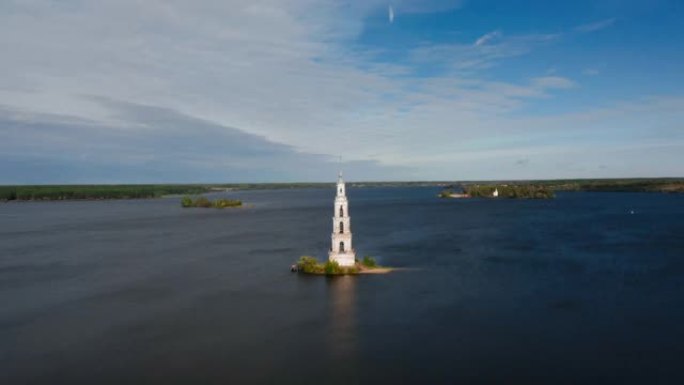 Kalyazin市被洪水淹没的教堂钟楼的鸟瞰图