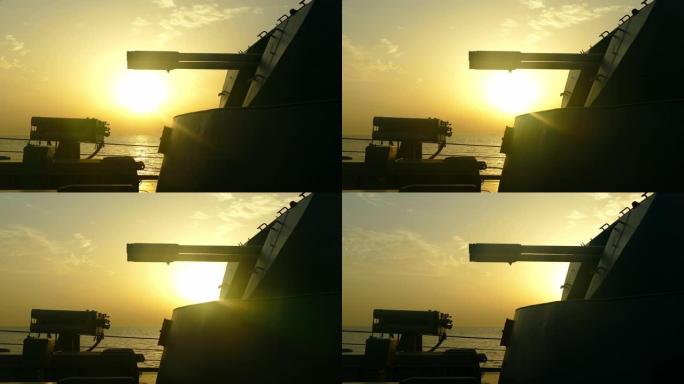 舰炮映照夕阳的剪影