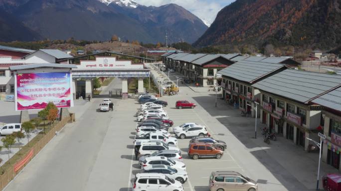 林芝巴松措景区停车场 西藏旅游 西藏景区