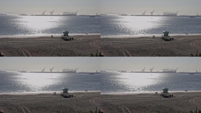 女人在沙滩上奔跑。加州晴朗的晴天。美国长滩货运港口景观。阳光照耀着海洋的桦树水。慢动作。
