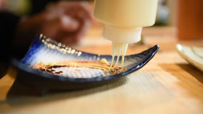 带壳鱼和海胆的生鲑鱼寿司浇头的制备
