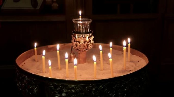 烛台蜡烛中的蜜蜡蜡烛，沙子华丽的黄铜支架