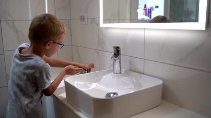 一个男孩正在洗手