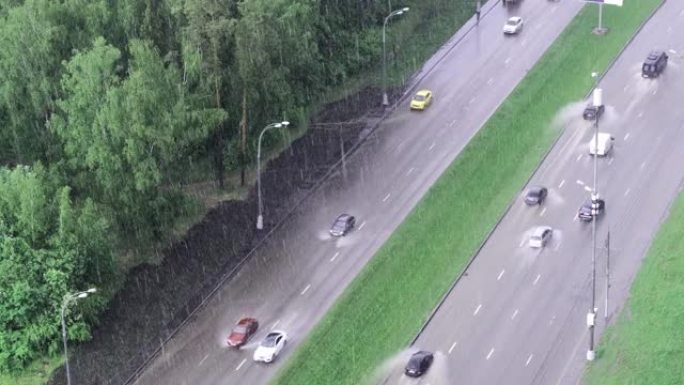夏天下雨的道路，汽车在水中行驶。顶视图