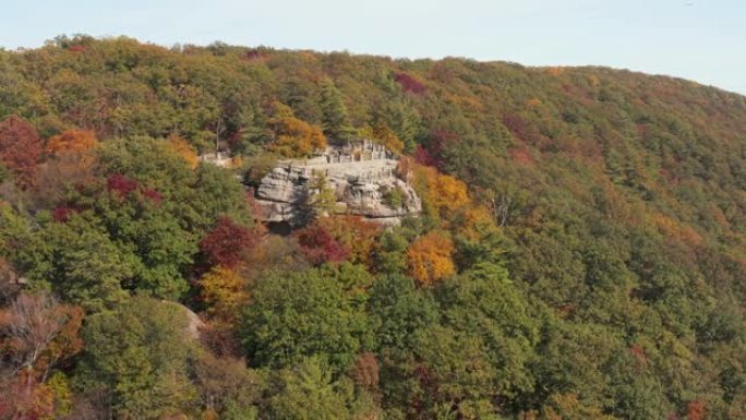 库珀斯岩石州立公园的全景俯瞰着西弗吉尼亚州的作弊河，秋天的颜色