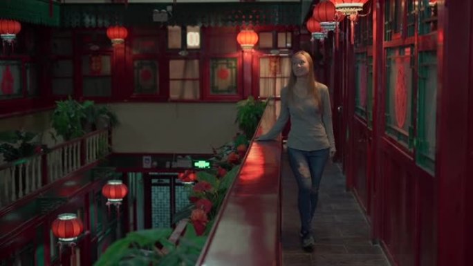一个快乐的女游客在中国度假的慢镜头。去中国旅游的概念。72小时免签过境，144小时在中国
