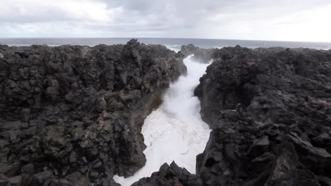泡沫波和水在岩石缝隙中的力量。