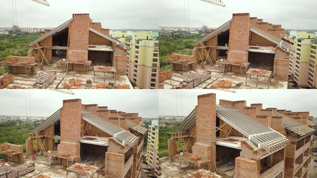 在建的木制屋顶结构未完成的砖砌公寓楼的鸟瞰图。