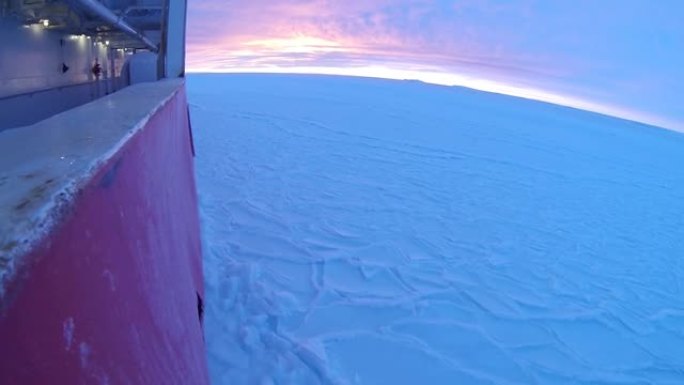 破冰船穿过冰原。