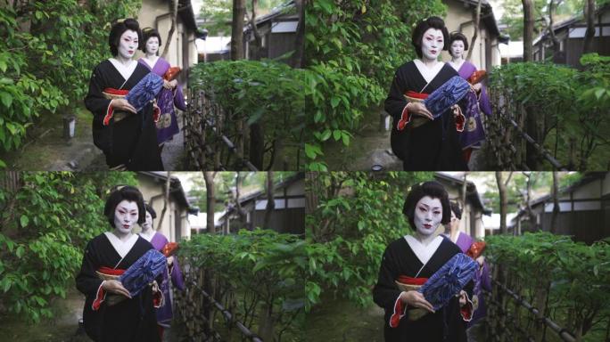 两个艺妓一起走在京都祗园狭窄的街道上——第二部分的第一部分