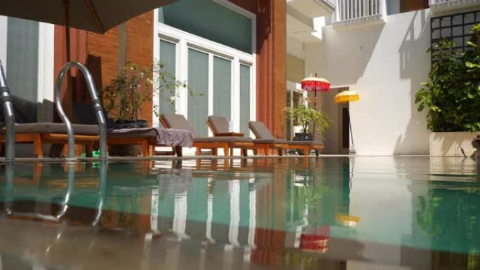 阳光灿烂的巴厘岛豪华酒店游泳池慢动作全景4k印度尼西亚
