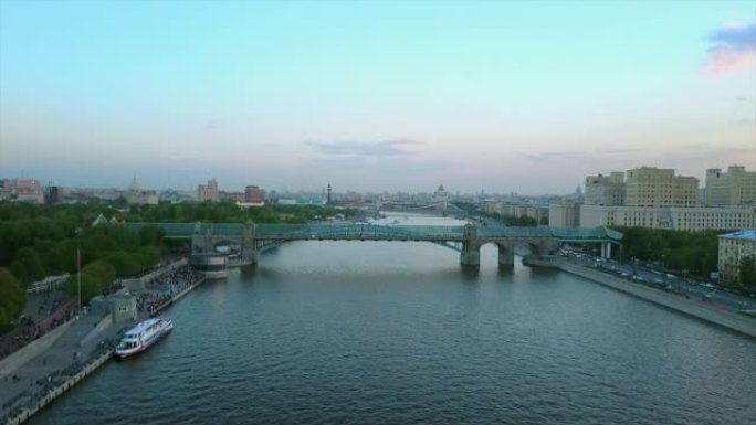 俄罗斯日落天空莫斯科河著名高尔基公园人行天桥空中全景4k