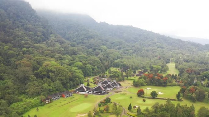 自然景观印度尼西亚Bedugul巴厘岛上被雾包裹的山区高尔夫俱乐部。鸟瞰图4K。