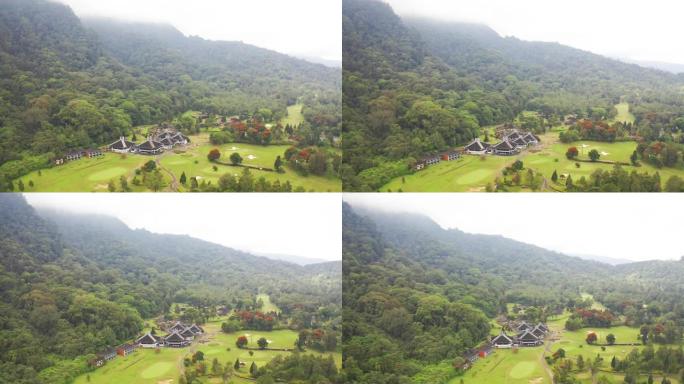 自然景观印度尼西亚Bedugul巴厘岛上被雾包裹的山区高尔夫俱乐部。鸟瞰图4K。
