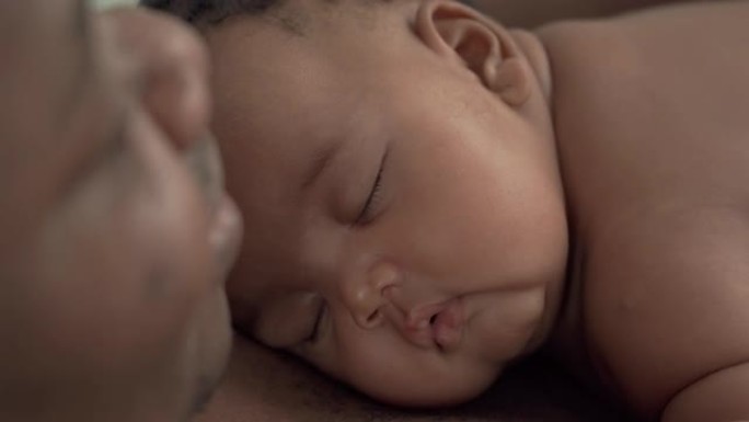 非洲男子带着他的小婴儿