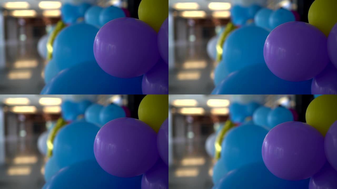 在庆典大厅的彩色气球上关闭。主题在右边。