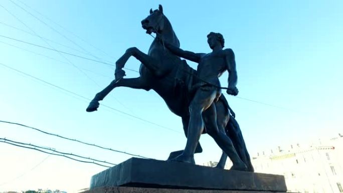 阿尼奇科夫桥的马驯兽师雕塑。创建于1851年