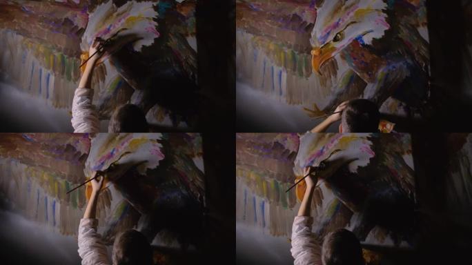 艺术家设计师在墙上画了一只鹰。工匠装饰师用丙烯酸油色画一幅画，看着手机里的草图。