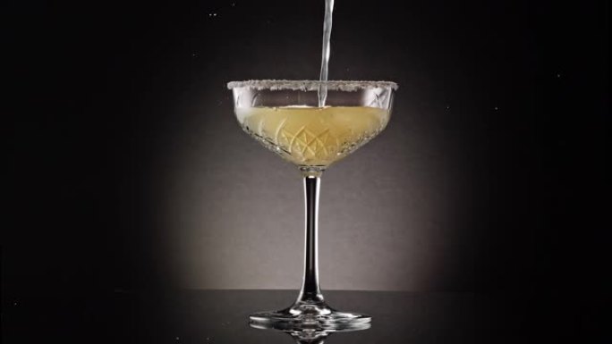 倒玛格丽塔酒