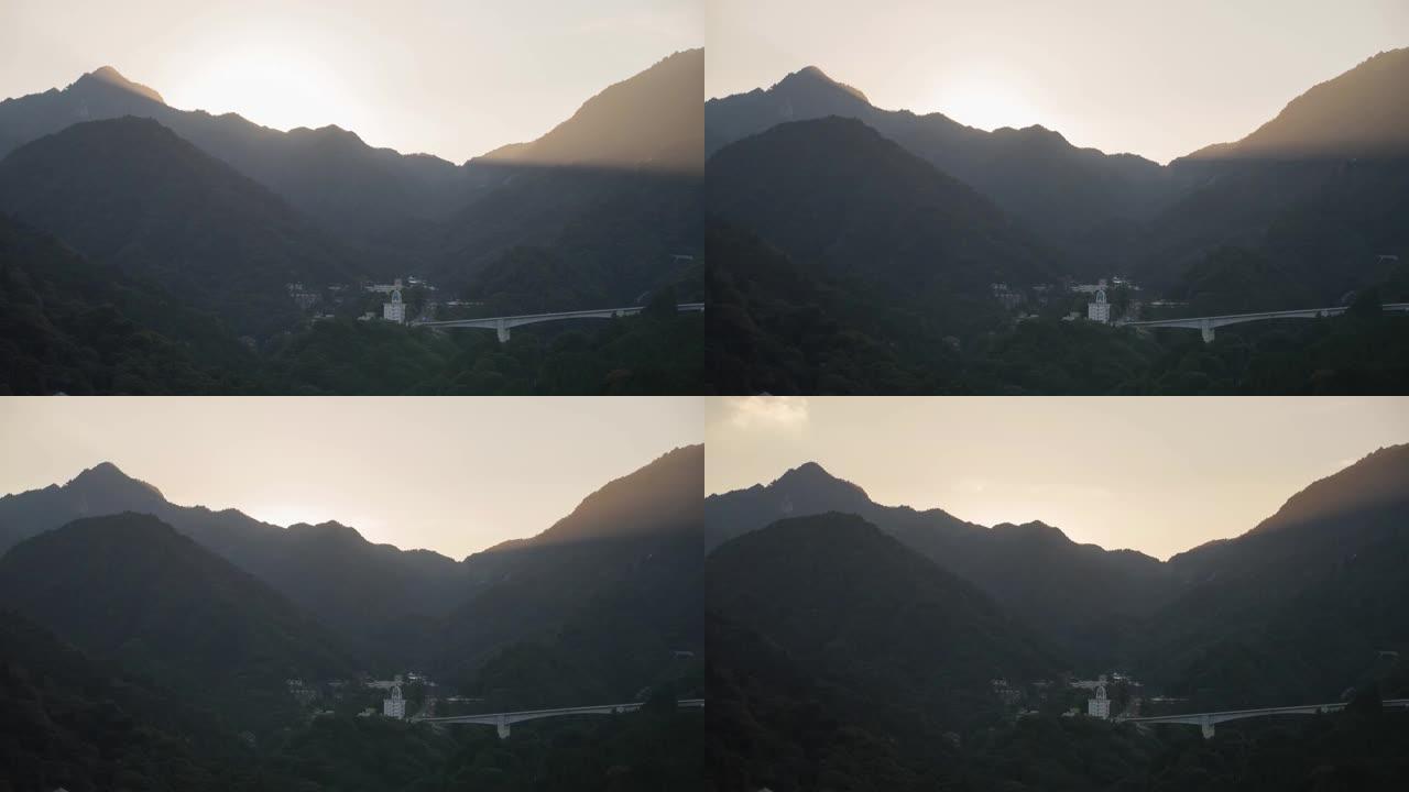 铃鹿山脉的太阳和昏暗光线的延时录像