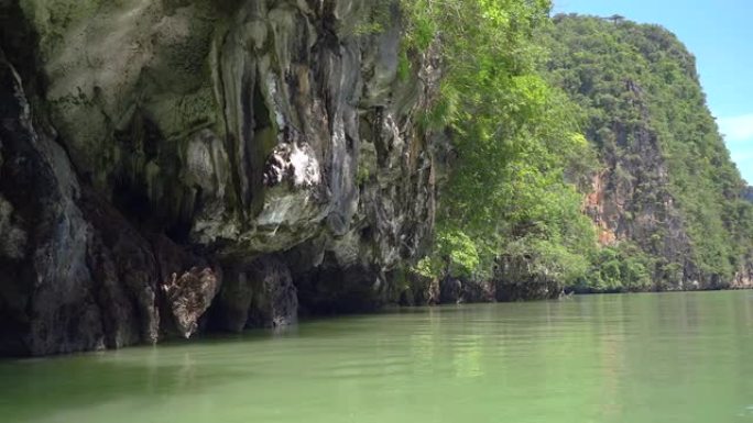 在美丽的Koh Hong Island Phang Nga划独木舟。