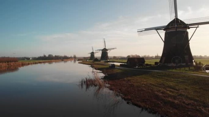 在Leidschendam日出后，连续出现典型的荷兰风车的天线