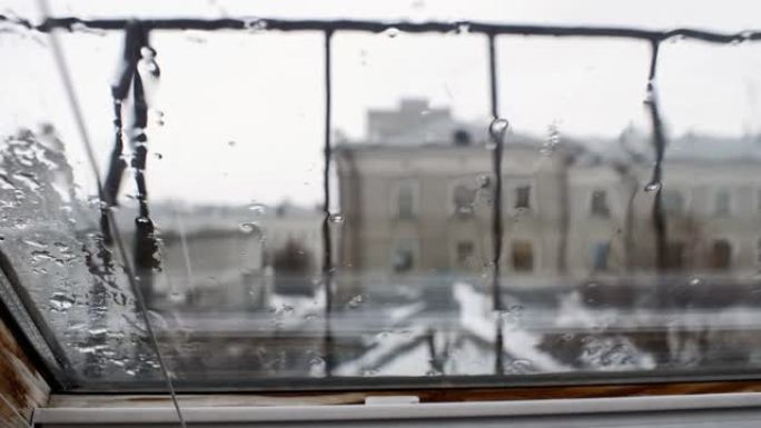 在令人讨厌的春天，雨滴落在窗户玻璃上