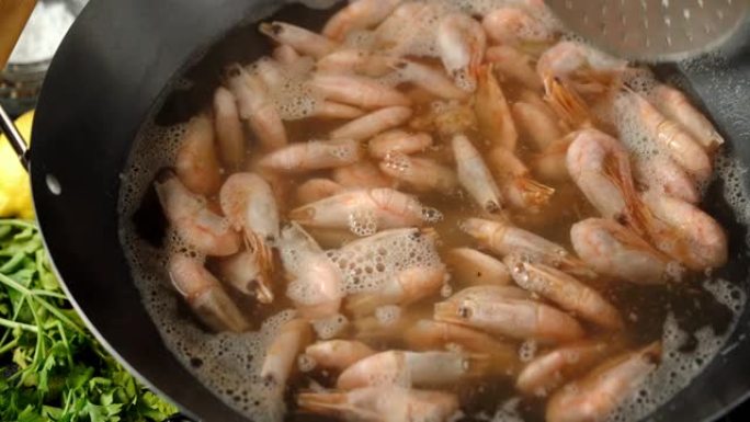 烹饪美味的水煮虾。在黑暗的背景上。