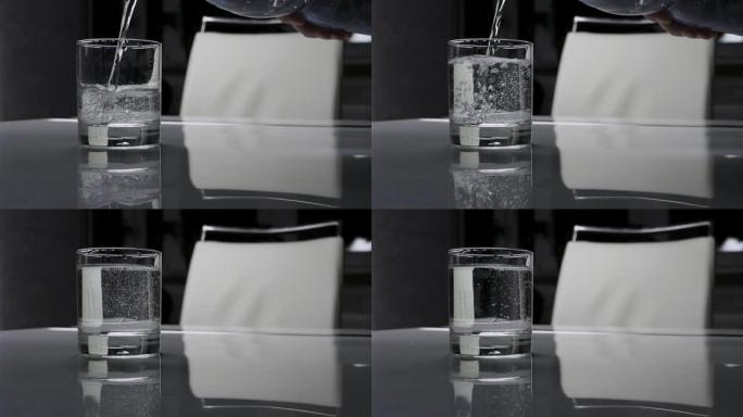 矿泉水在玻璃杯中，将水倒入玻璃杯中，一股矿泉水，饮用水。