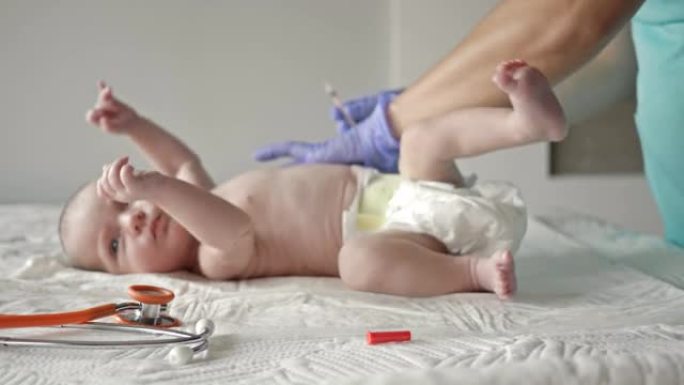儿科医生在诊所给新生儿接种疫苗