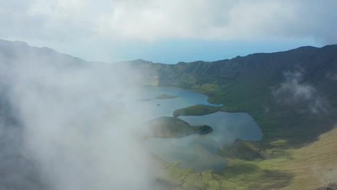 绿色死火山破火山口中间的浅湖被云层覆盖。亚速尔群岛科尔沃航空公司