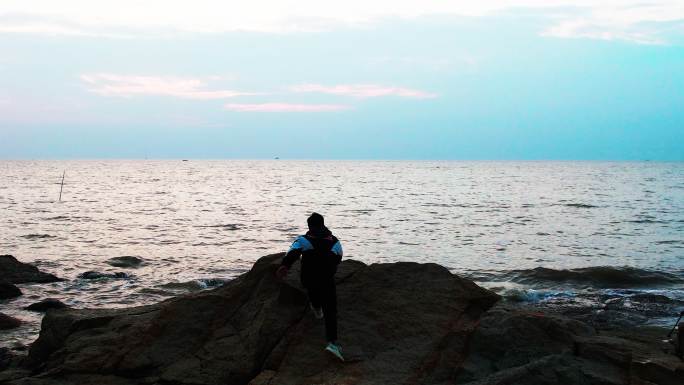 海边奔跑看日出的摄影师