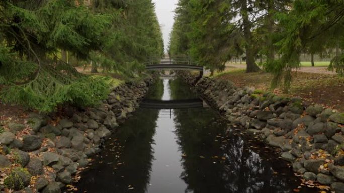 秋天在Tsarskoye Selo的凯瑟琳公园的鱼道上过桥
