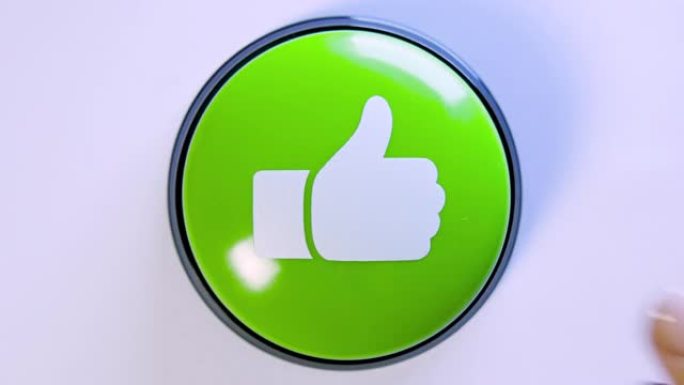 女人在白色背景上按下绿色光泽的按钮。按大拇指的特写符号。4k视频用于广告，促销，正面评价，反馈。用户