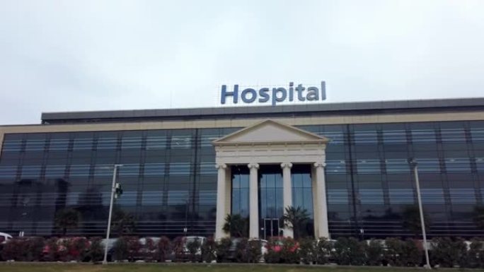 带有医院标志蒙太奇的建筑外部，机构拍摄