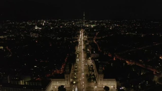 晚上在德国柏林上空升起城市景观，晚上空无一人的卡尔-马克思-阿莱·法兰克福 (Karl-Marx-A