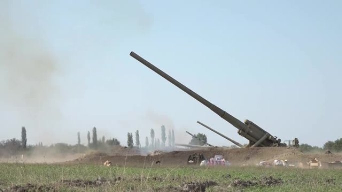 2020年10月2日。阿塞拜疆Terter区。阿塞拜疆军队在卡拉巴赫亚美尼亚阵地上发射大炮。