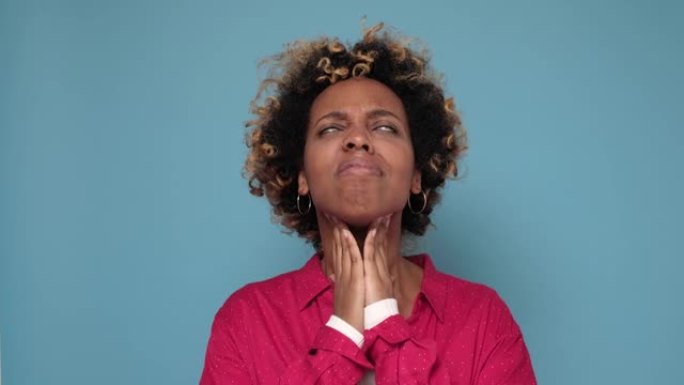 非洲裔美国妇女用卷发触摸脖子感到不适痛苦的感觉难以吞咽，喉咙痛疼痛刺激。
