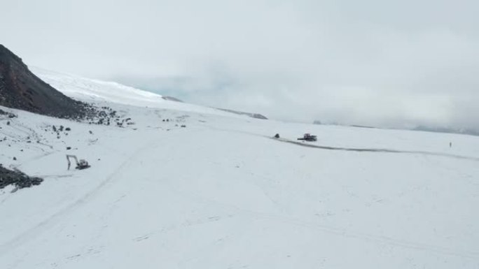 从加拉巴希站和道路到Elbrus斜坡上的避难所的动议