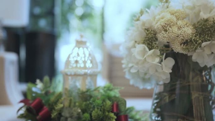 咖啡桌上的白色花瓶与客厅家居室内设计概念中的豪华农家沙发背景