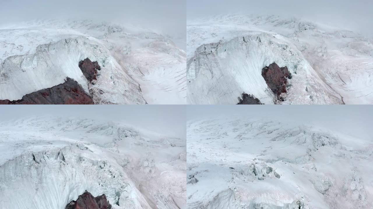 白色埃尔布鲁斯山风景如画的斜坡，裂开大雪鸟瞰图