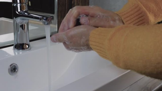 用水在水龙头下洗手，注意身体的清洁，洗手的特写。洗手，流感保护。