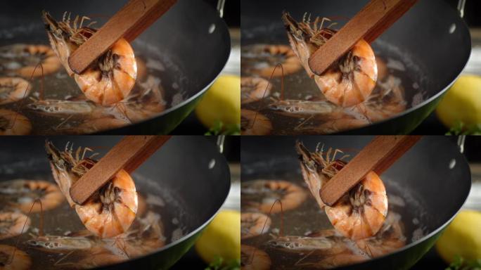 木钳从锅里拿出煮虾。