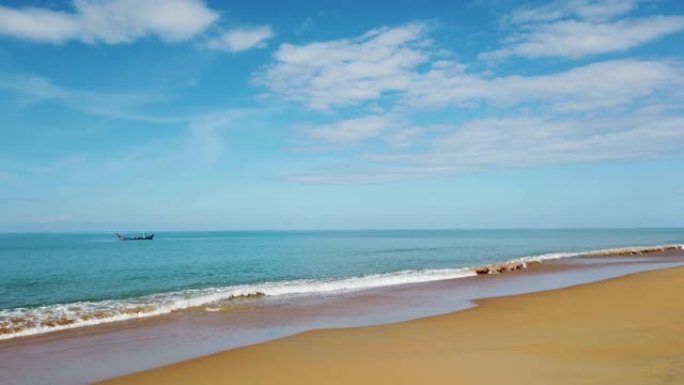 沙滩沙滩和天空。在泰国攀牙的Nang Thong海滩。夏天的风景。美丽的海滩是安达曼海著名的旅游胜地
