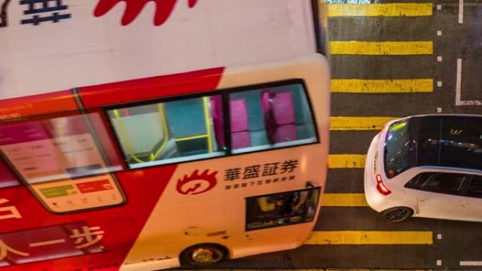 中国香港旺角区一个非常繁忙的十字路口的时间流逝的人和出租车