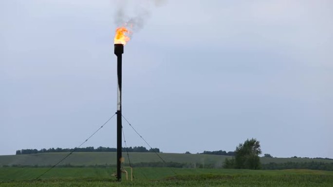 瓦斯火炬在油田燃烧。燃烧中的伴生天然气